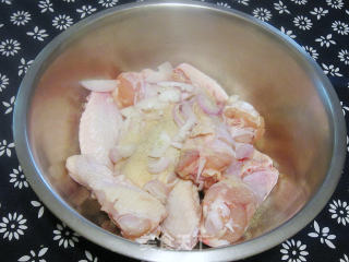 葱味鸡翅膀--家常下饭菜的做法步骤：2