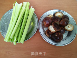 香菇炒芹菜的做法步骤：1