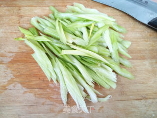 香菇炒芹菜的做法步骤：3