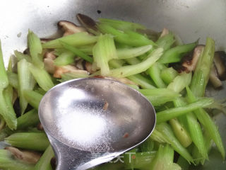 香菇炒芹菜的做法步骤：6