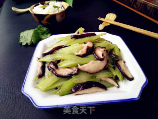 香菇炒芹菜的做法步骤：7