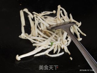 海鲜菇荷包蛋煮河粉的做法步骤：2