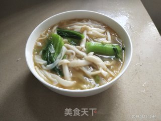 海鲜菇荷包蛋煮河粉的做法步骤：4