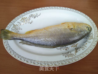家熬黄花鱼的做法步骤：1