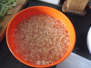 虾皮炒蒜苗的做法步骤：3
