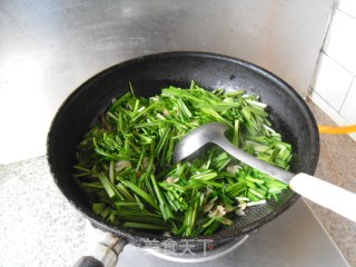 虾皮炒蒜苗的做法步骤：7