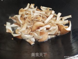 清炒猪肚菌的做法步骤：5