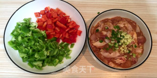 下饭菜青椒鸡腿肉的做法步骤：1