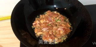 下饭菜青椒鸡腿肉的做法步骤：2