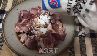 菠萝咕咾肉/咕噜肉，小美的美食的做法步骤：1