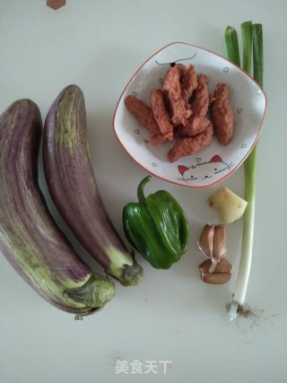 鸡肉肠炒茄子的做法步骤：1
