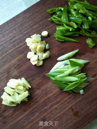 鸡肉肠炒茄子的做法步骤：5