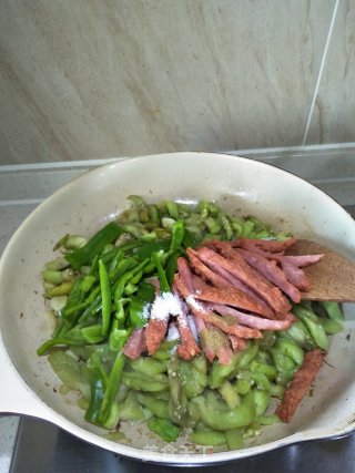 鸡肉肠炒茄子的做法步骤：10