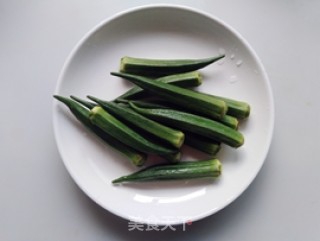 秋葵炒鸡蛋的做法步骤：2