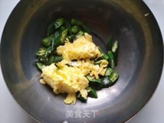 秋葵炒鸡蛋的做法步骤：9