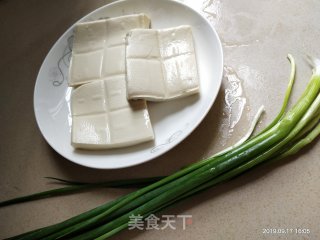 小葱豆腐的做法步骤：1