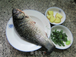 糖醋河鲫鱼的做法步骤：1
