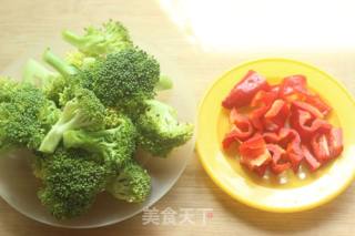 #家常下饭菜#红椒炒西兰花的做法步骤：1