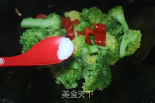 #家常下饭菜#红椒炒西兰花的做法步骤：5