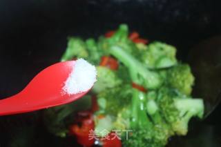 #家常下饭菜#红椒炒西兰花的做法步骤：6