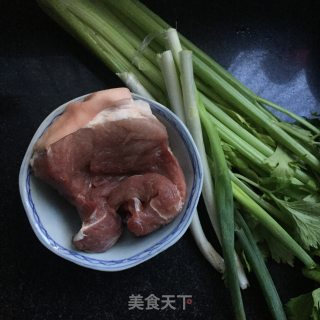 芹菜水饺的做法步骤：1