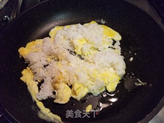 酱油蛋炒饭的做法步骤：2