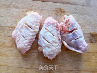 土豆鸡翅焖饭的做法步骤：1