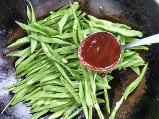 五花肉烧扁豆的做法步骤：5