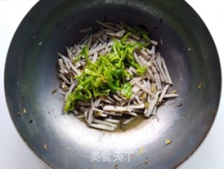 咸菜青椒炒藕丝的做法步骤：10