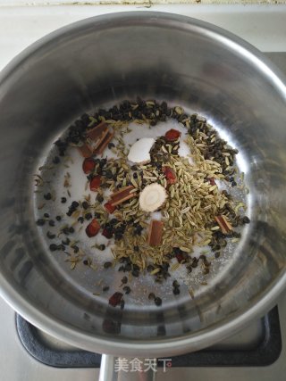 盐水鸭的做法步骤：1
