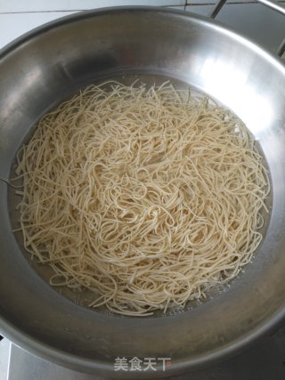 虾仁香菇烫干丝的做法步骤：3