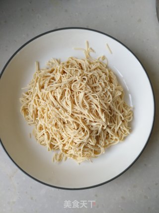 虾仁香菇烫干丝的做法步骤：4