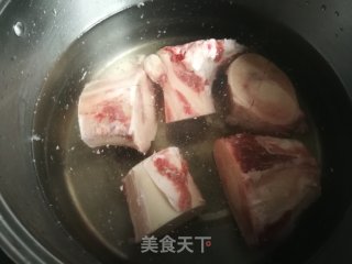 冬瓜竹荪炖牛棒骨的做法步骤：2