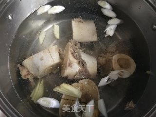 冬瓜竹荪炖牛棒骨的做法步骤：4