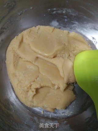 蛋黄红豆沙月饼的做法步骤：6