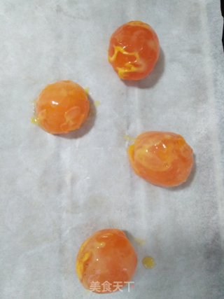 蛋黄红豆沙月饼的做法步骤：8