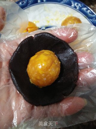 蛋黄红豆沙月饼的做法步骤：10