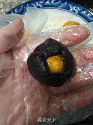 蛋黄红豆沙月饼的做法步骤：11