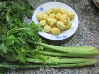 栗子炒芹菜的做法步骤：1