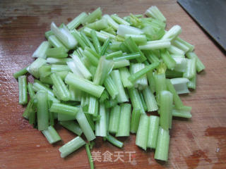 栗子炒芹菜的做法步骤：3