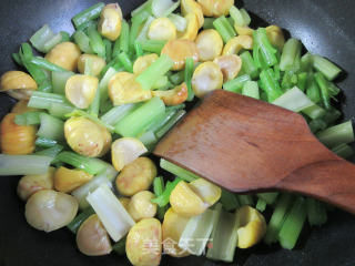栗子炒芹菜的做法步骤：6