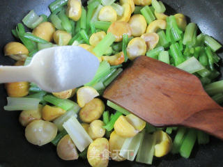 栗子炒芹菜的做法步骤：7
