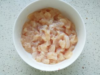 佛手瓜炒鸡丁的做法步骤：2