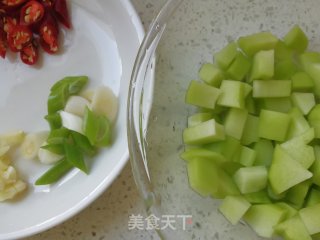 佛手瓜炒鸡丁的做法步骤：4