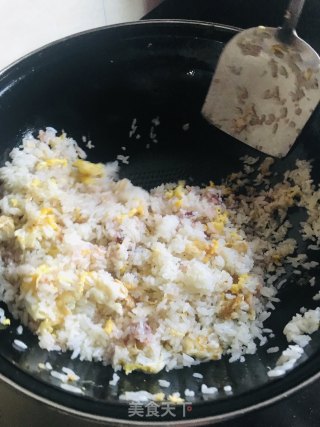 火腿蛋炒饭的做法步骤：1
