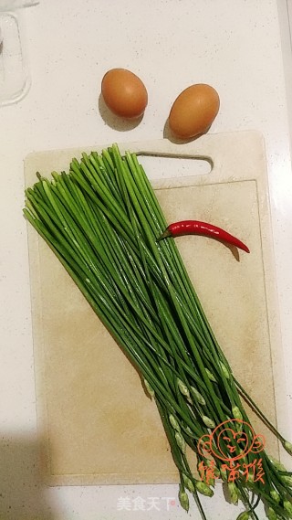 韭苔炒鸡蛋的做法步骤：1