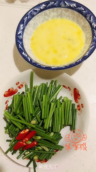 韭苔炒鸡蛋的做法步骤：2