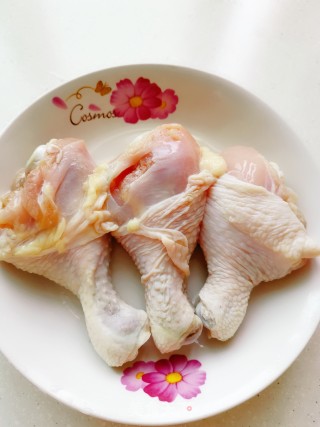 奥尔良酱料焖鸡腿的做法步骤：1