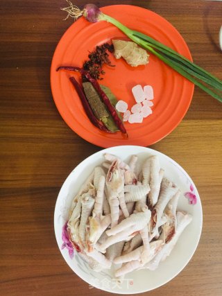 红烧鸡脚的做法步骤：1