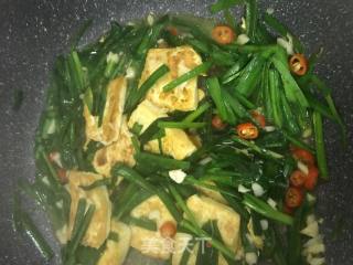 #家常下饭菜#韭菜煎豆腐的做法步骤：6